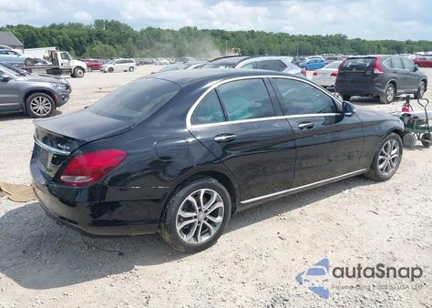 2016 Mercedes-Benz C-Class 4Matic z USA, uszkodzony, nr VIN 55SWF4KB2GU136638